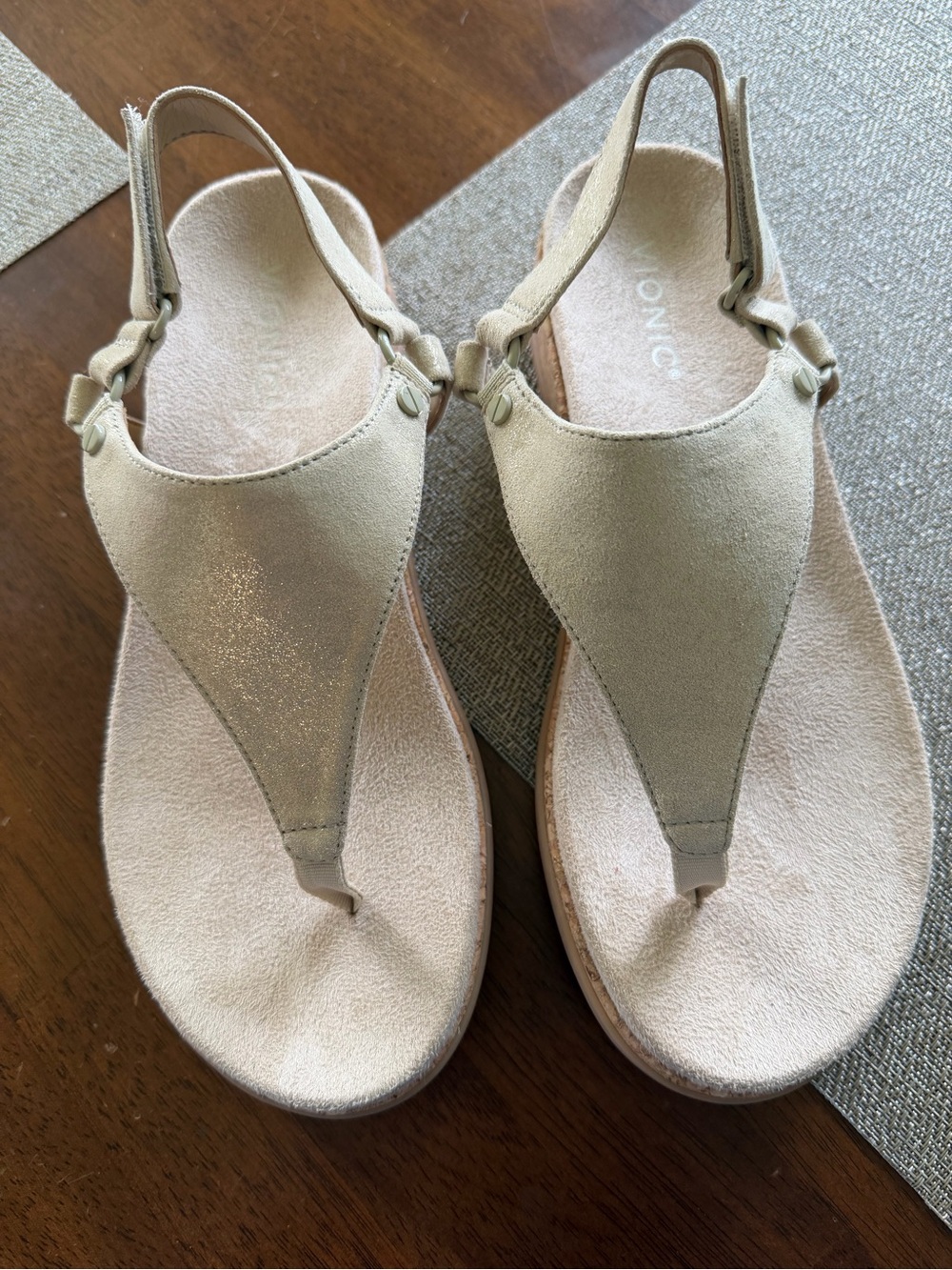 Vionic Kierra II sandals.  Like new.  Just tried on.‎